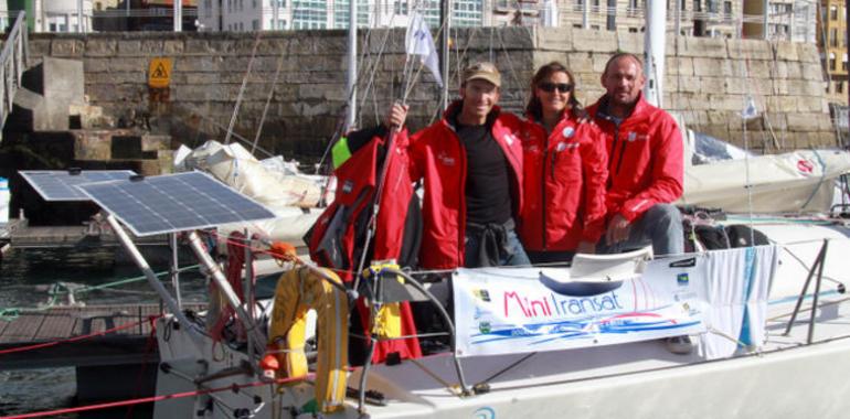 La flota de la Mini Transat parte de Gijón, tras cinco días de amarre, rumbo a Sada