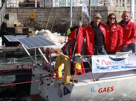 La flota de la Mini Transat parte de Gijón, tras cinco días de amarre, rumbo a Sada