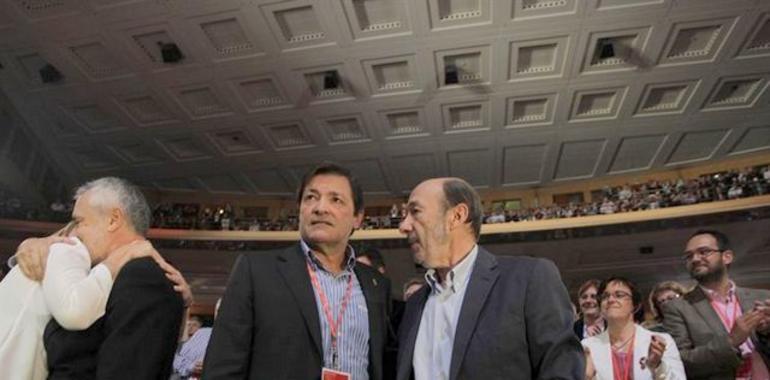 Javier Fernández: "A los socialistas les importa más la España de las personas que "la de las banderas"