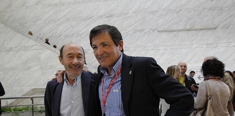 Rubalcaba clausura el cónclave tras dejar la fecha de primarias al próximo Comité Federal