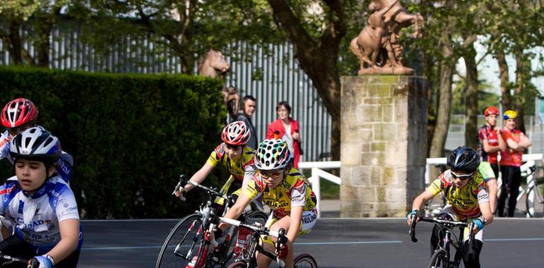 Las Mestas acogió el inicio de los Juegos Escolares de Pista