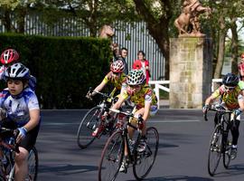 Las Mestas acogió el inicio de los Juegos Escolares de Pista