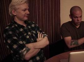 Multi-viral, el tema musical de Julian Assange y Calle 13, se estrena este miércoles  