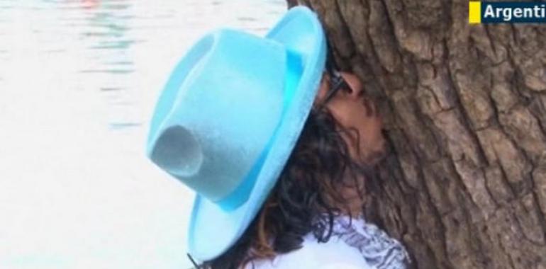 Un ecoloxista casa con un árbol pa llamar latención