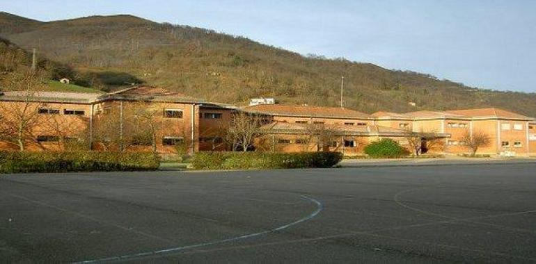El asturiano, en pie de igualdad en el amagüestu trilingüe del CP Elena Sánchez Tamargo 