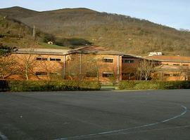 Los niños del colegio Rural La Marina consiguen mantener su parada del bus escolar