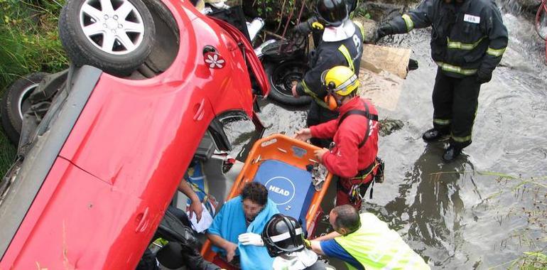 Dos heridos en un accidente de tráfico en Nava