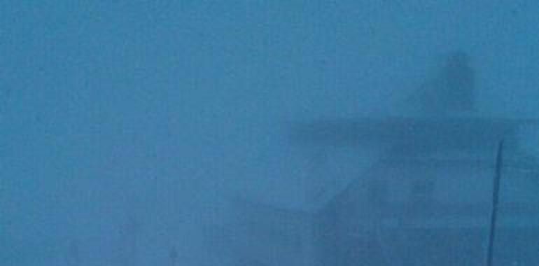 La nieve cierra Pajares al tráfico pesado y dificulta grandemente el paso de ligeros
