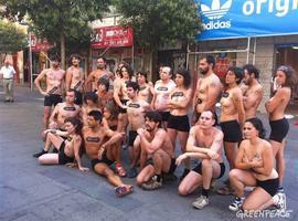 Greenpeace organiza el mayor striptease del mundo para retar a Adidas y Nike a un futuro sin Tóxicos