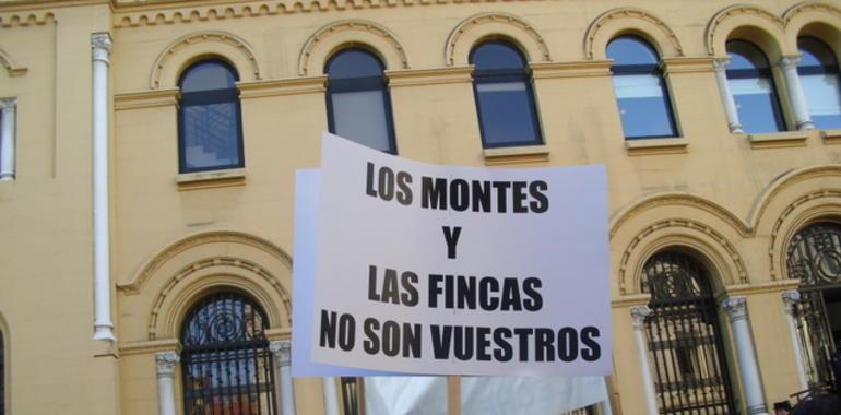 El campo asturiano se rebela contra el lobo