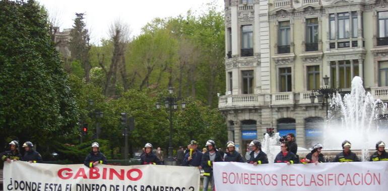 Sonora pitada de los bomberos al Ayuntamiento de Oviedo