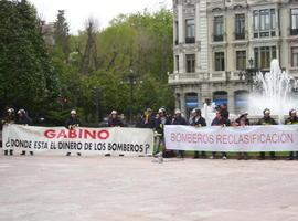 Sonora pitada de los bomberos al Ayuntamiento de Oviedo