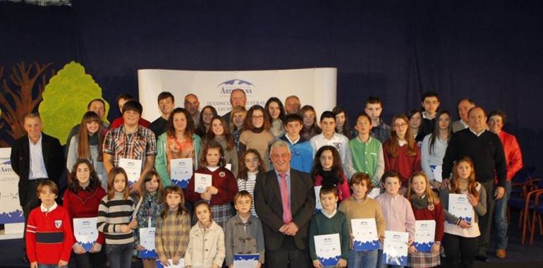 Bertino Velasco entrega los premios del Concurso Cultural CLAS, con más de 1000 participantes