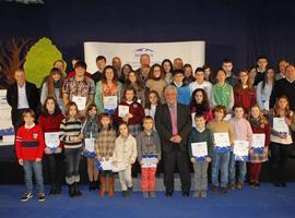 Bertino Velasco entrega los premios del Concurso Cultural CLAS, con más de 1000 participantes