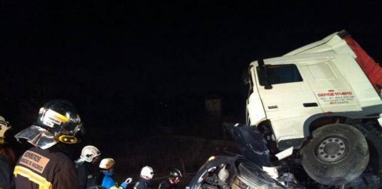 Muere un conductor en un accidente entre dos camiones y un turismo en San Fernando de Henares