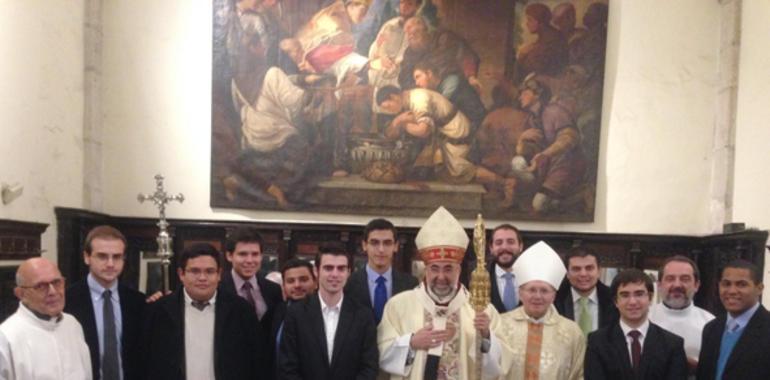 El Obispo celebra con los seminaristas en la Catedral de Oviedo