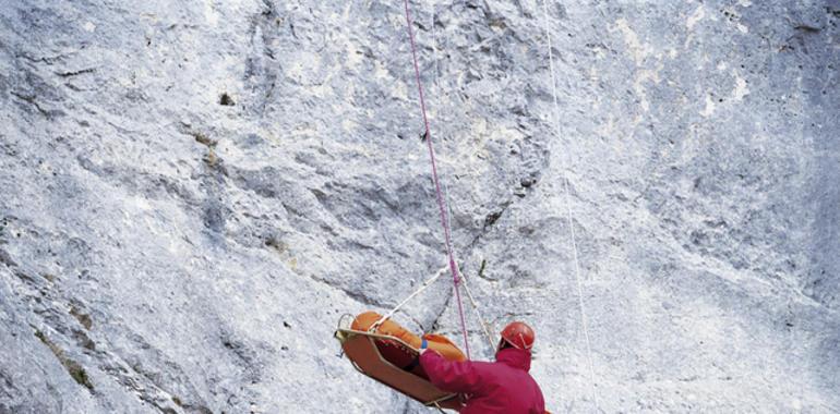 La Ertzaintza rescata a dos escaladores colgados en una pared del monte Uzturre