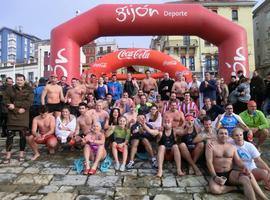 Enrique Lara y Raquel Pérez se imponen en la Travesía de Gijón