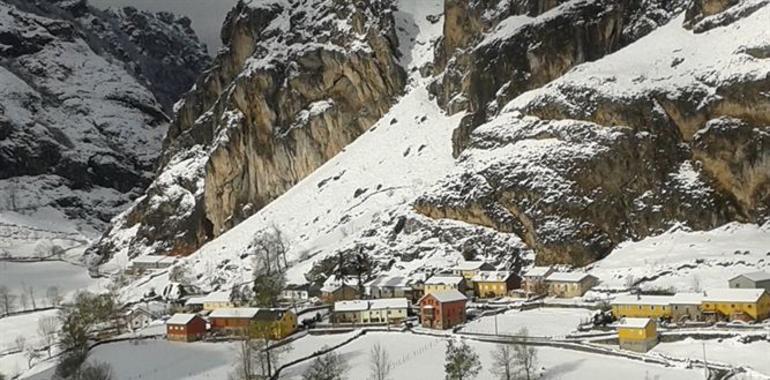 La nieve obliga al uso de cadenas en 13 puertos de montaña de Asturias