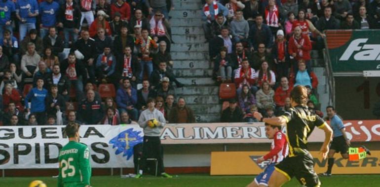 El Zaragoza vence en El Molinón con polémica arbitral