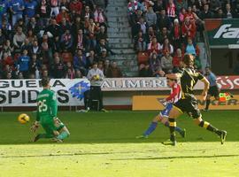 El Zaragoza vence en El Molinón con polémica arbitral