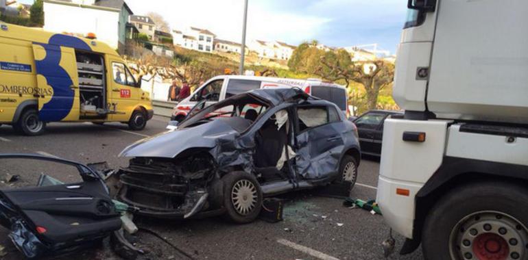 Una mujer resulta herida muy grave en una colisión múltiple en Castropol