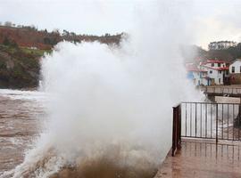 Asturias, en alerta ante el fuerte oleaje y el descenso de la nieve