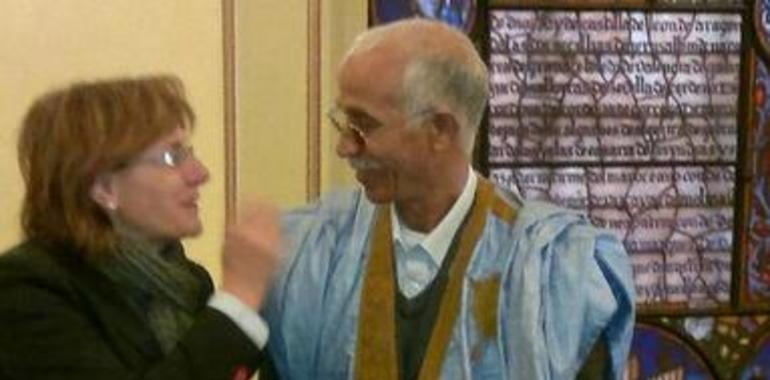 La alcaldesa de Avilés recibe a Hanna Bunia, gobernador de la wilaya de El Aaiun