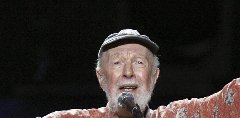 Muerre Pete Seeger, el cantante foranu que más tien influyíu nel folk asturianu