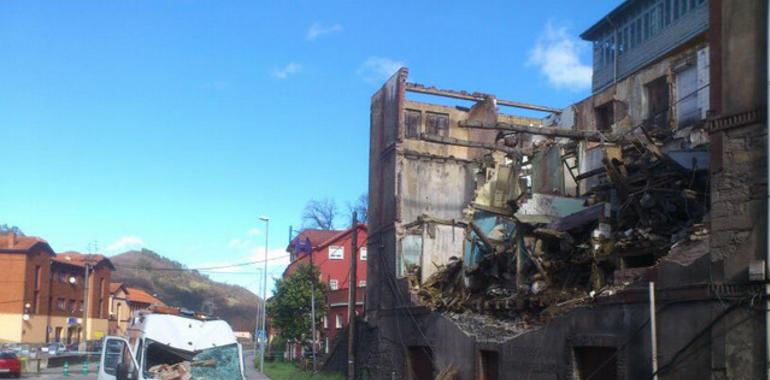 Tres heridos en Mieres por el desplome de un edificio deshabitado 
