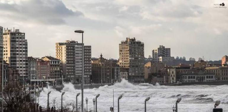 Asturias sigue en alerta roja por el temporal costero con olas de hasta 9 metros