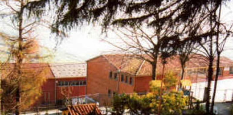 Aceleran los trabajos de cobertura del patio superior del colegio Verdeamor en Tineo