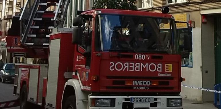 Los bomberos de Oviedo salen a apagar un incendio en la calle Rosal...pero era en Langreo