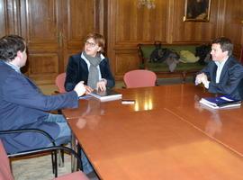 La nueva directiva hostelera de Avilés presenta \cartas credenciales\ en el Ayuntamiento 