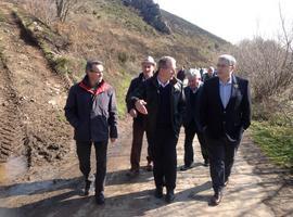 Orviz reclama la reparación de la carretera, a medio hacer, entre El Catañeo y Linares