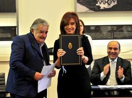 Cristina y Mujica destacaron el éxito del diálogo bilateral
