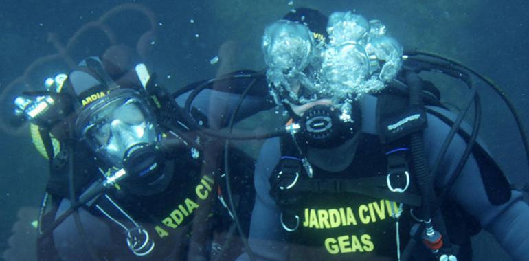 Los buzos del GEAS intentan estabilizar el Santa Ana mediante amarres