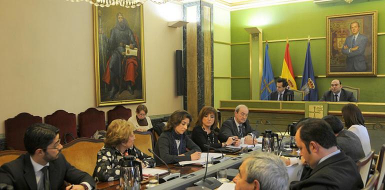 El PP rechaza en Oviedo bonificar el transporte a niños de secundaria con pocos recursos
