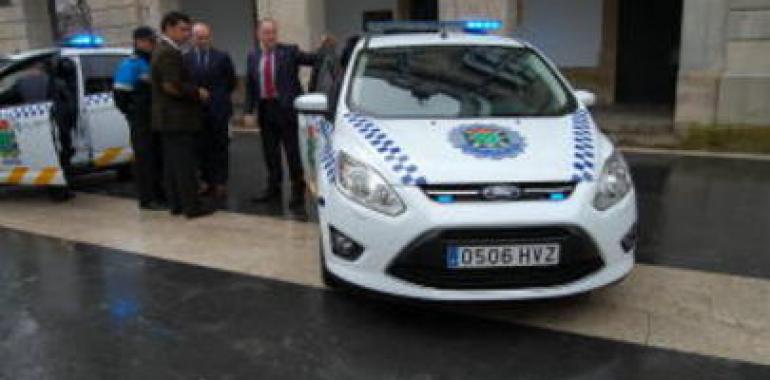 Llosa presenta dos nuevos coches para a la policía municipal de Siero