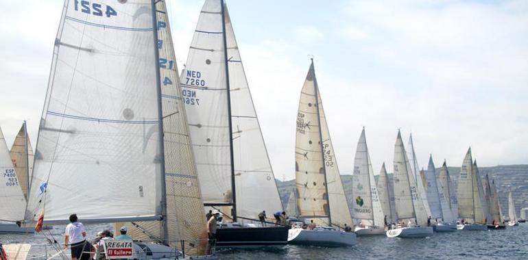 La Regata del Gaitero avanza con viento flojo y mar calma hacia Gijón