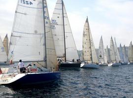 La Regata del Gaitero avanza con viento flojo y mar calma hacia Gijón