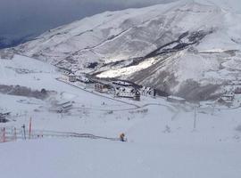 La nieve cierra Pajares al tráfico pesado y mantiene otros 7 puertos con cadenas