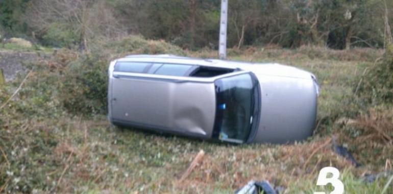 Herido al volcar su coche entre Venta les Ranes y El Pedrosu