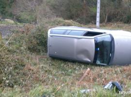 Herido al volcar su coche entre Venta les Ranes y El Pedrosu