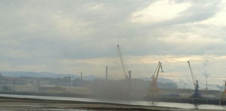 Ecologistas denuncian contaminación por clinker de cemento en el puerto de Avilés