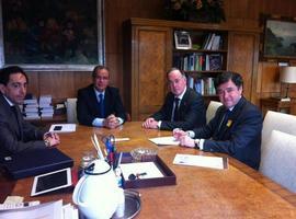 Llosa firma en Madrid la compra del local en en Lugones para la Cruz Roja
