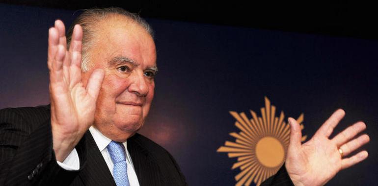 El Rey impone el Toisón de Oro al asturiano Enrique Iglesias, ex Secretario General Ibeoramericano