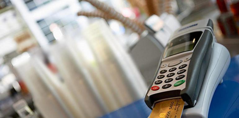 La Eurocámara fija límites a las comisiones bancarias en pagos con tarjeta