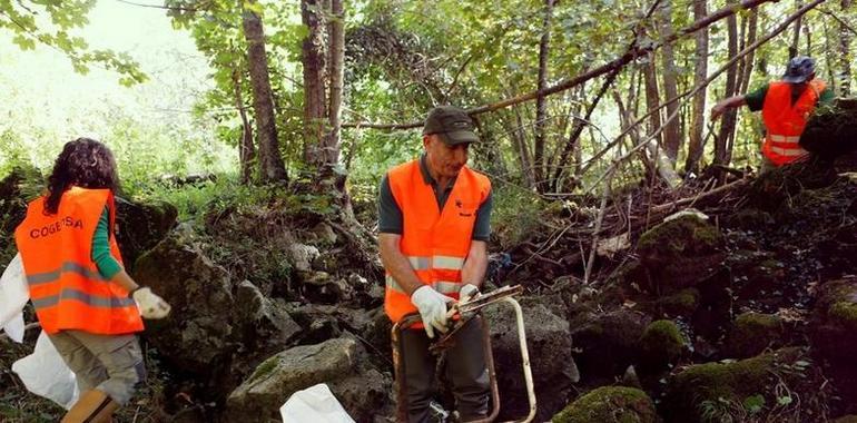 Voluntarios a la caza de residuos en espacios naturales de la mano de Cogersa