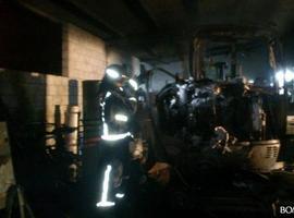 Incendio en una nave industrial en Villaviciosa destruye maquinaria pesada 